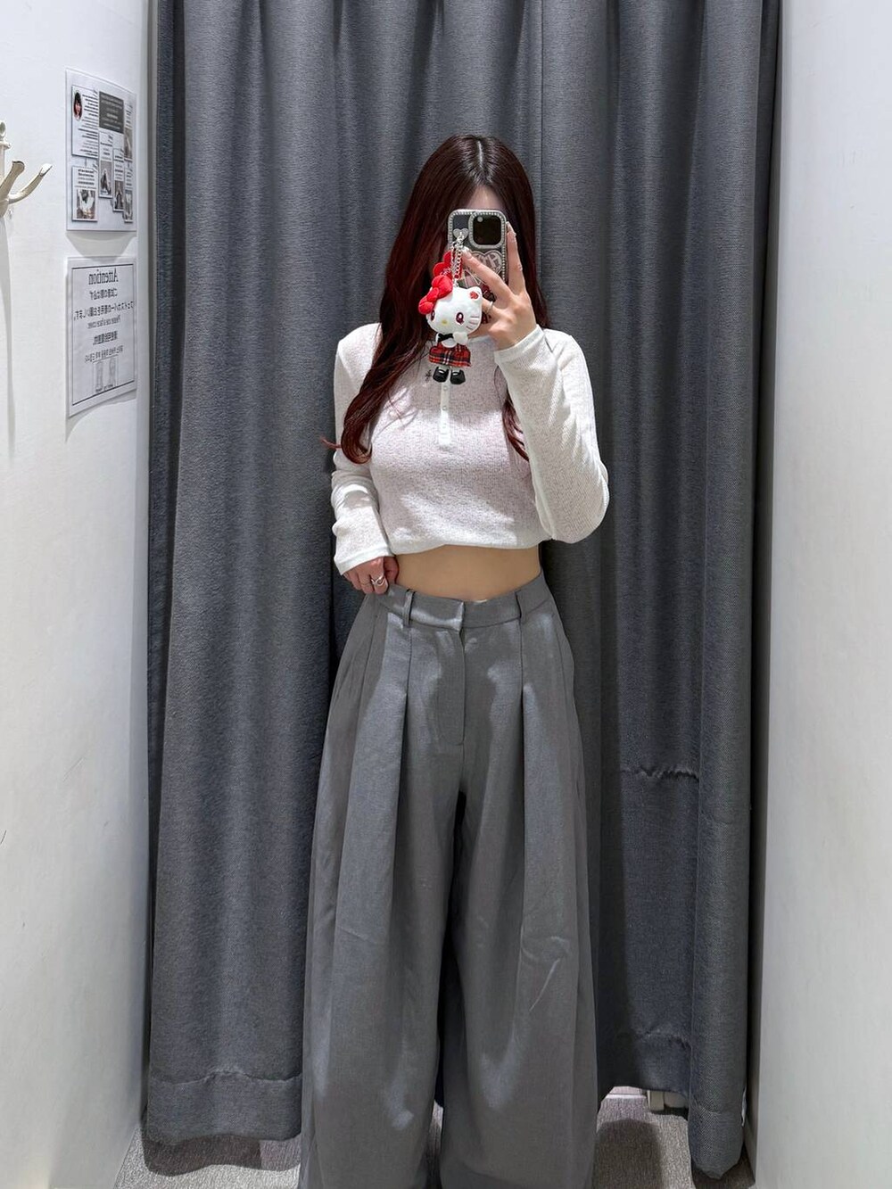 パープル系のキャミソール、ホワイト系のTシャツ/カットソー、グレー系のスラックスを着用したレディースの春コーディネートの3枚目の写真