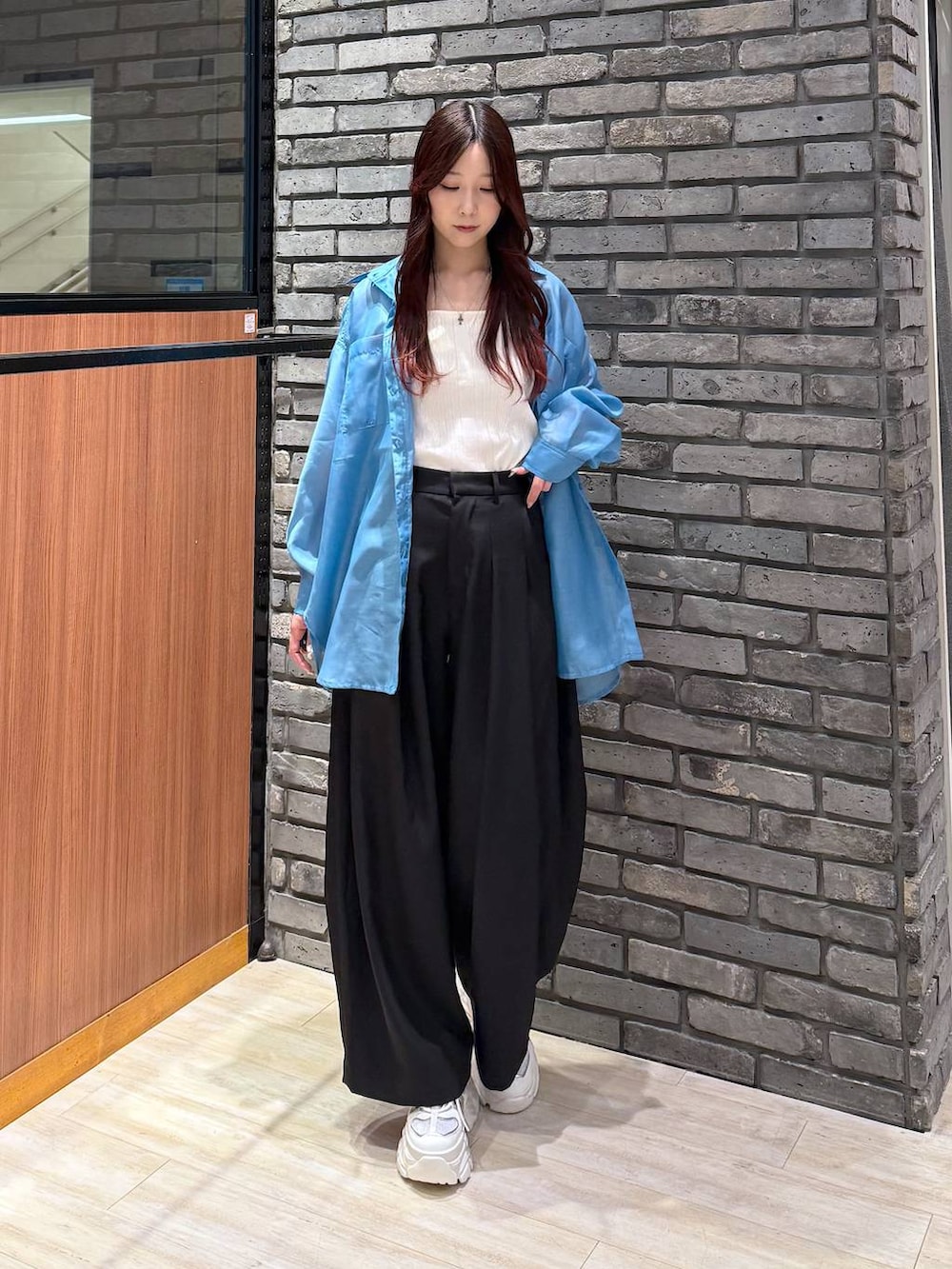 ホワイト系のスニーカー、ホワイト系のタンクトップ、ブラック系のスラックスを着用したレディースの春コーディネートの3枚目の写真