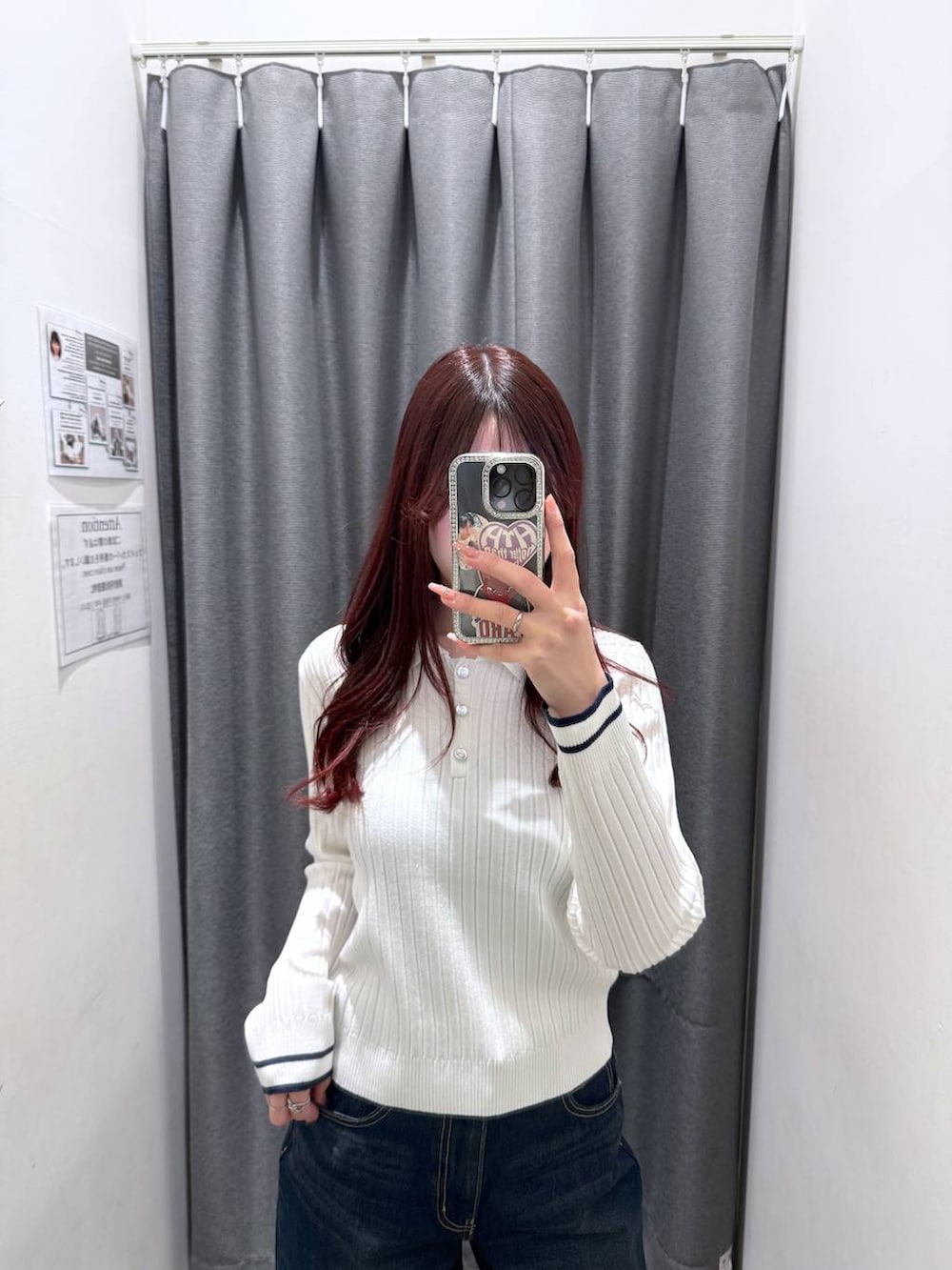 ブルー系のスラックス、ホワイト系のニット/セーターを着用したレディースの冬コーディネートの2枚目の写真