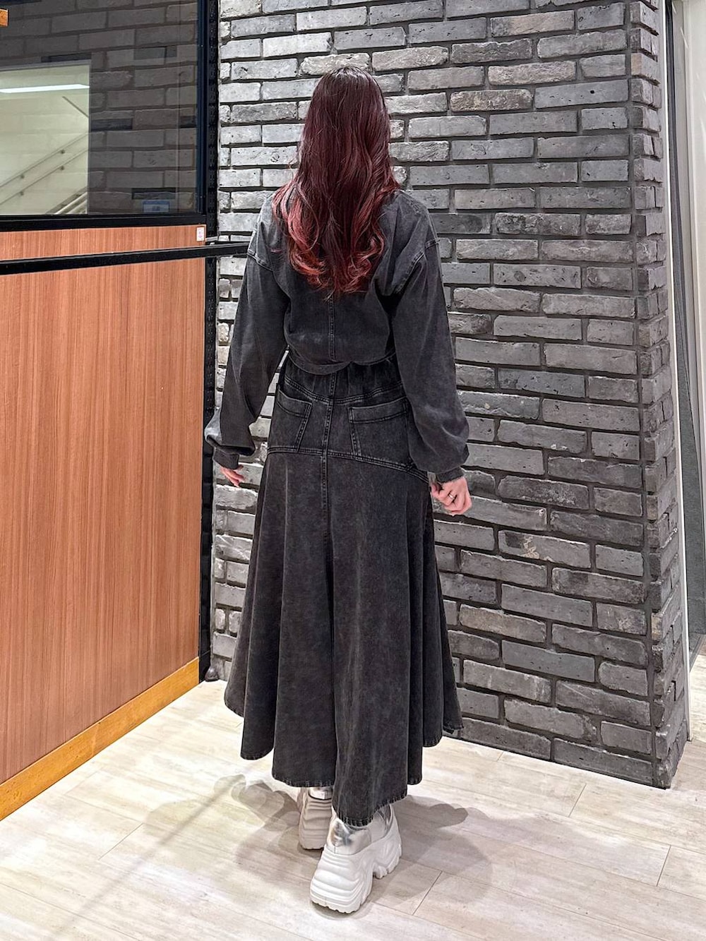 ホワイト系のブーツ、ブラック系のデニムスカート、ブラック系のカーディガン/ボレロを着用したレディースの春コーディネートの4枚目の写真