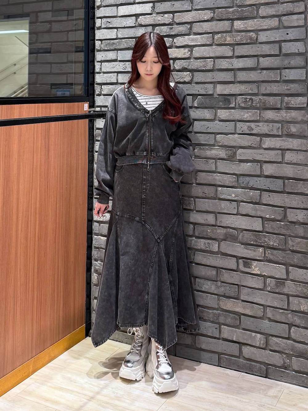 ホワイト系のブーツ、ブラック系のデニムスカート、ブラック系のカーディガン/ボレロを着用したレディースの春コーディネートの3枚目の写真