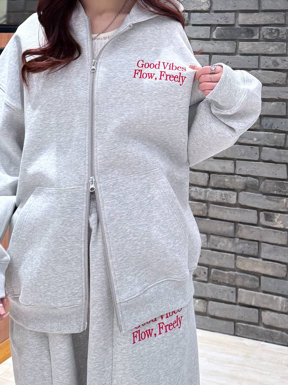 グレー系のスウェットパンツ、グレー系のパーカーを着用したレディースの冬コーディネートの2枚目の写真