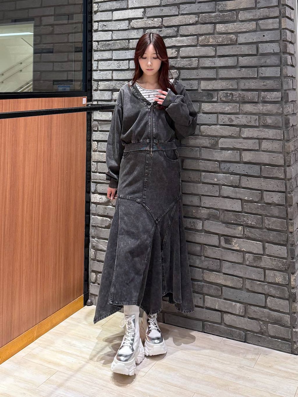 ホワイト系のブーツ、ブラック系のデニムスカート、ブラック系のカーディガン/ボレロを着用したレディースの春コーディネートの5枚目の写真