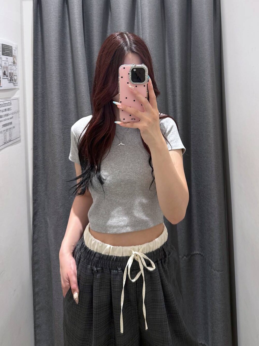 グレー系のその他パンツ、グレー系のTシャツ/カットソーを着用したレディースの夏コーディネートの3枚目の写真