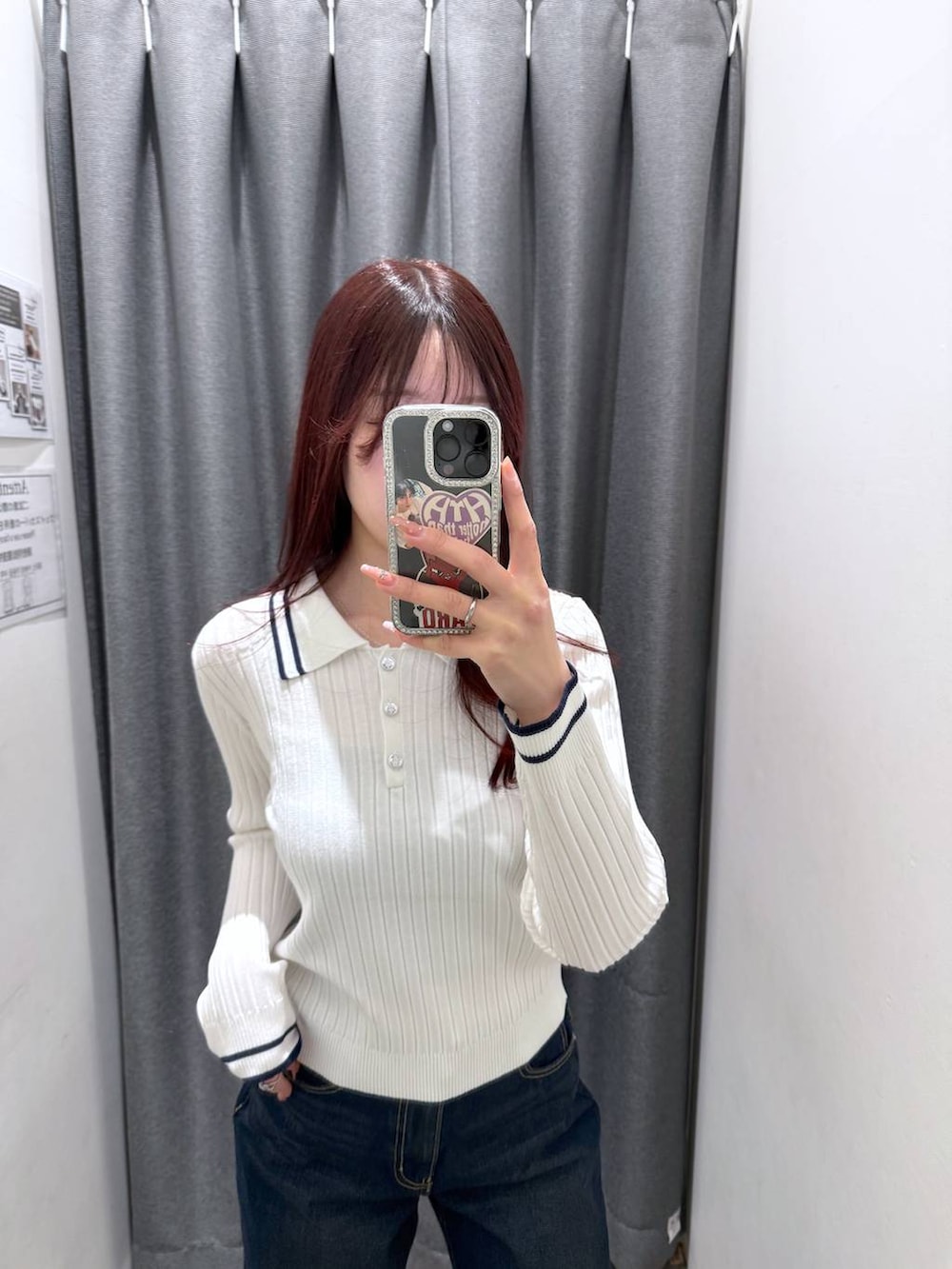 ブルー系のスラックス、ホワイト系のニット/セーターを着用したレディースの冬コーディネートの3枚目の写真