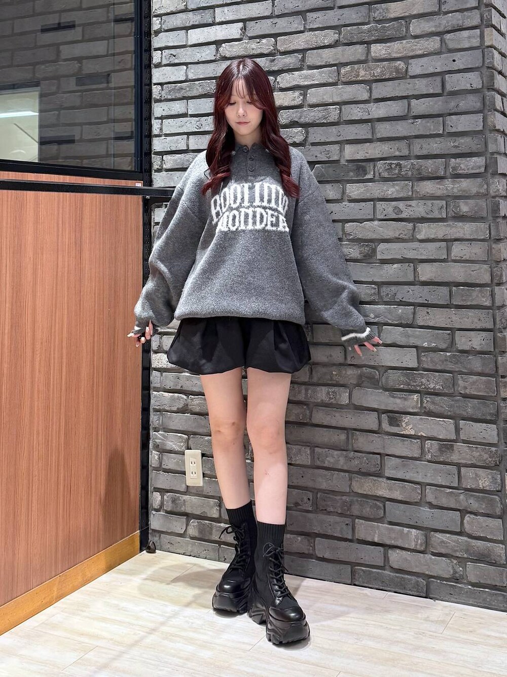 ブラック系のブーツ、グレー系のニット/セーター、ブラック系のその他パンツを着用したレディースの冬コーディネートの3枚目の写真