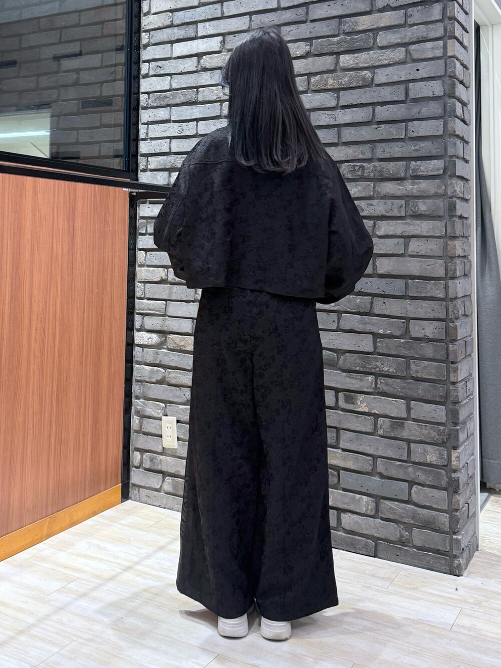 ブラック系のシャツ/ブラウス、ブラック系のその他パンツを着用したレディースの冬コーディネートの5枚目の写真