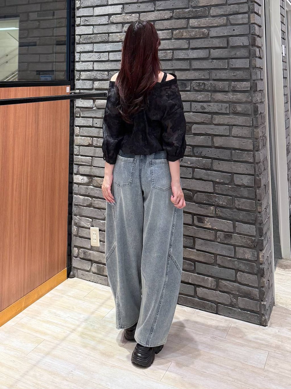ブルー系のデニムパンツ、ブラック系のサンダル、ブラック系のシャツ/ブラウスを着用したレディースの夏コーディネートの4枚目の写真