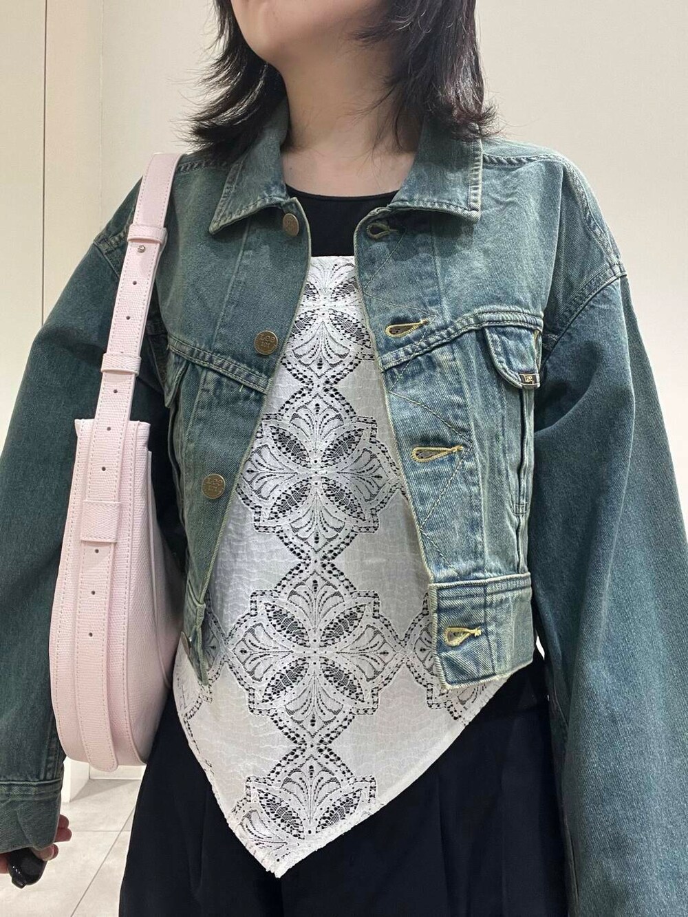 ホワイト系のバレエシューズ、ピンク系のショルダーバッグ、ブルー系のその他パンツを着用したレディースの春コーディネートの4枚目の写真