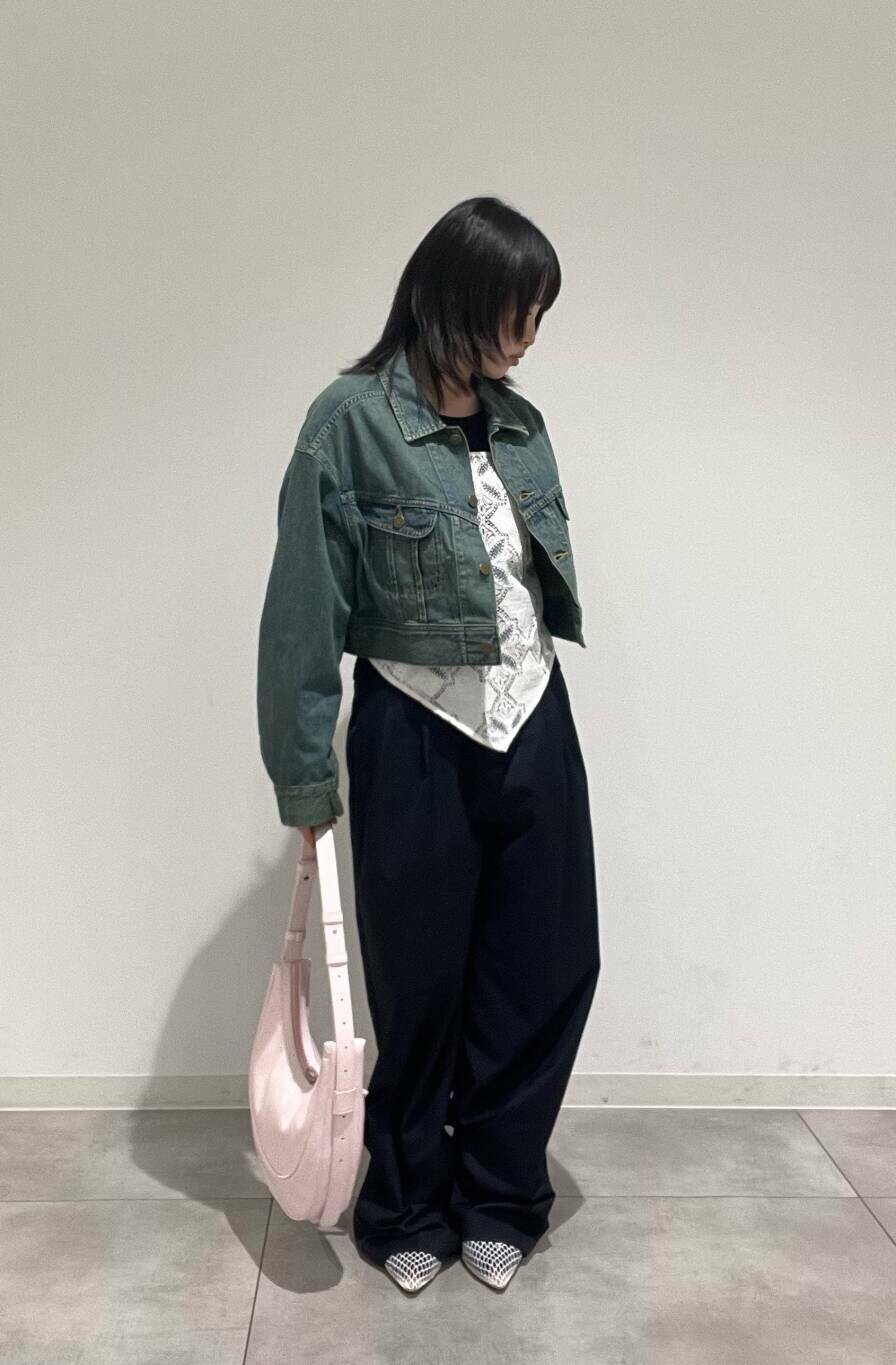 ホワイト系のバレエシューズ、ピンク系のショルダーバッグ、ブルー系のその他パンツを着用したレディースの春コーディネートの2枚目の写真