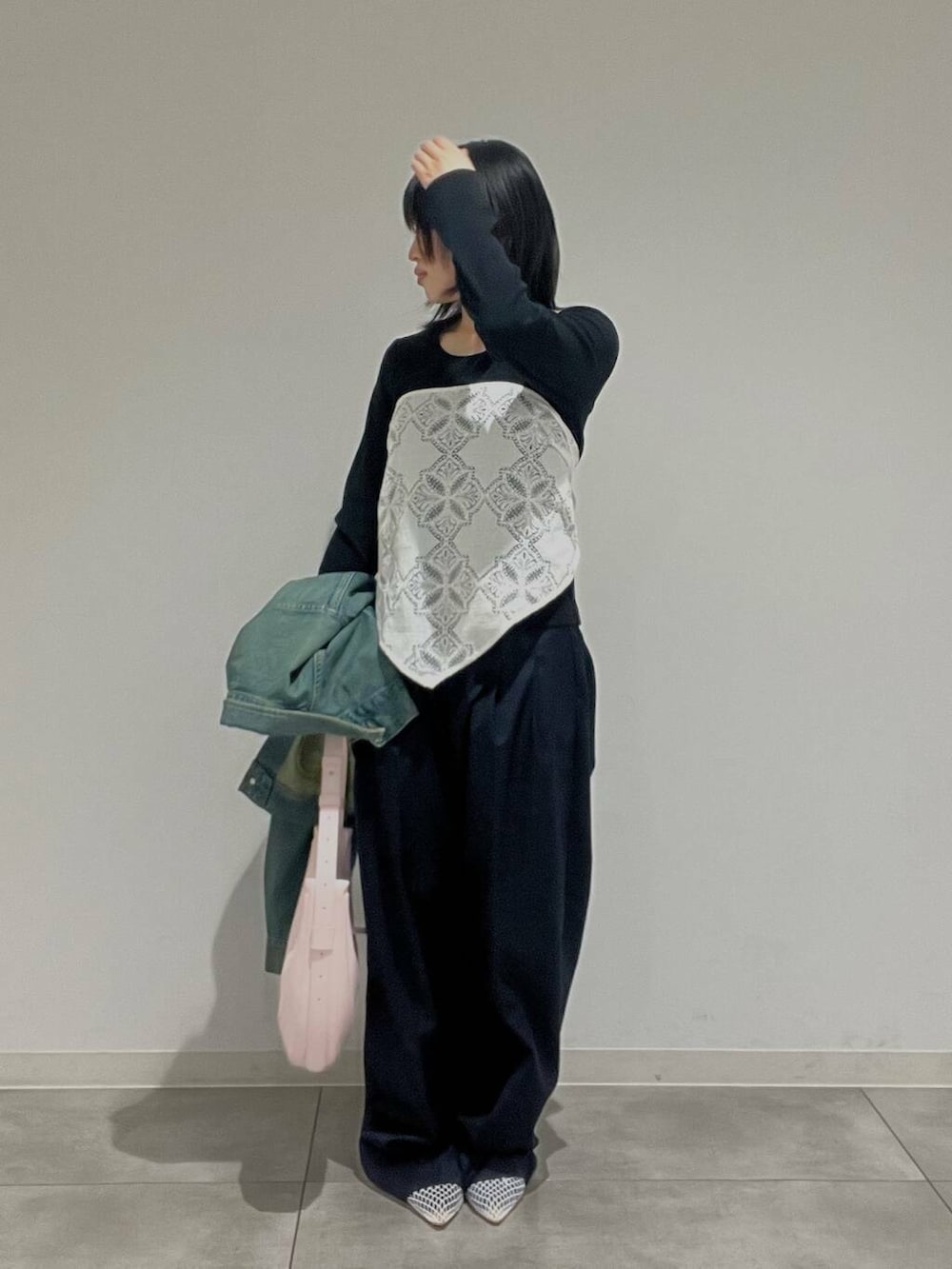 ホワイト系のバレエシューズ、ピンク系のショルダーバッグ、ブルー系のその他パンツを着用したレディースの春コーディネートの3枚目の写真