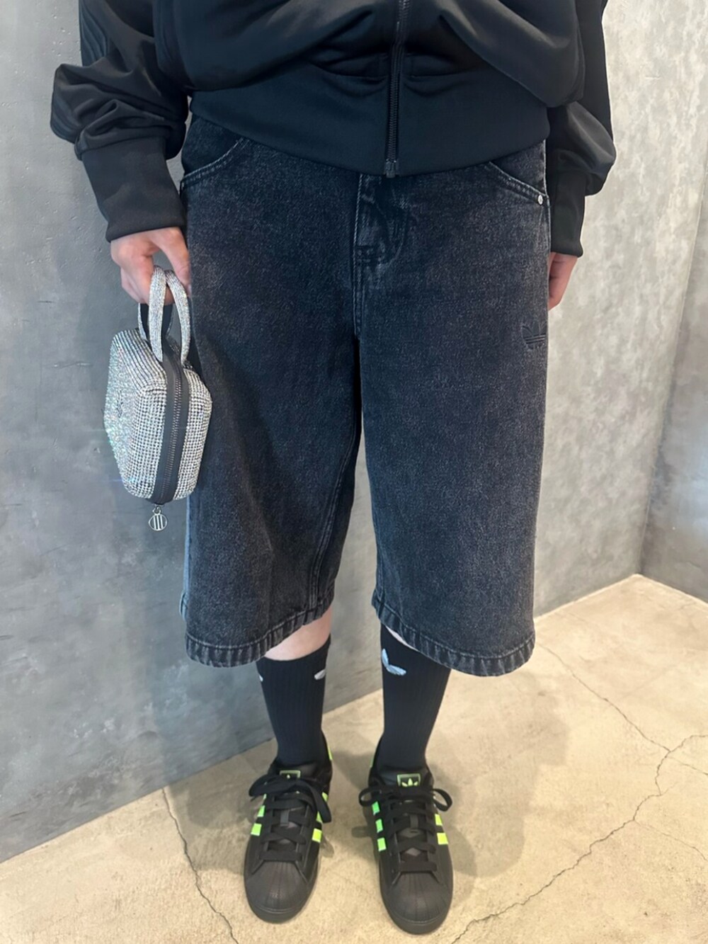 ブラック系のその他パンツ、ブラック系のジャージ、ブラック系のスニーカーを着用したレディースの夏コーディネートの3枚目の写真