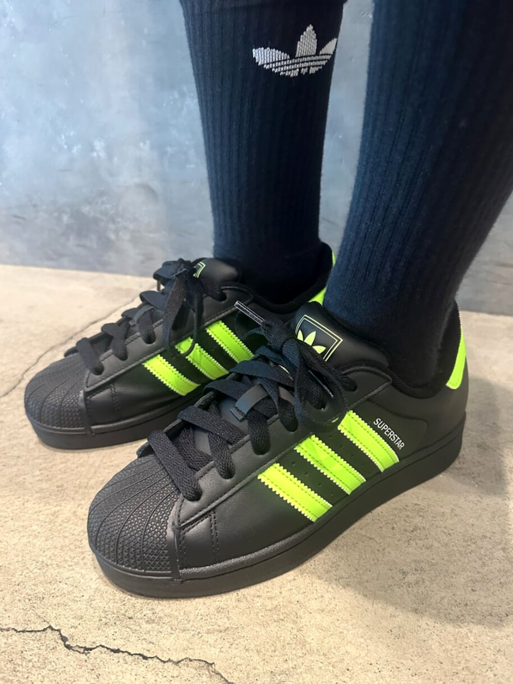 ブラック系のその他パンツ、ブラック系のジャージ、ブラック系のスニーカーを着用したレディースの夏コーディネートの4枚目の写真