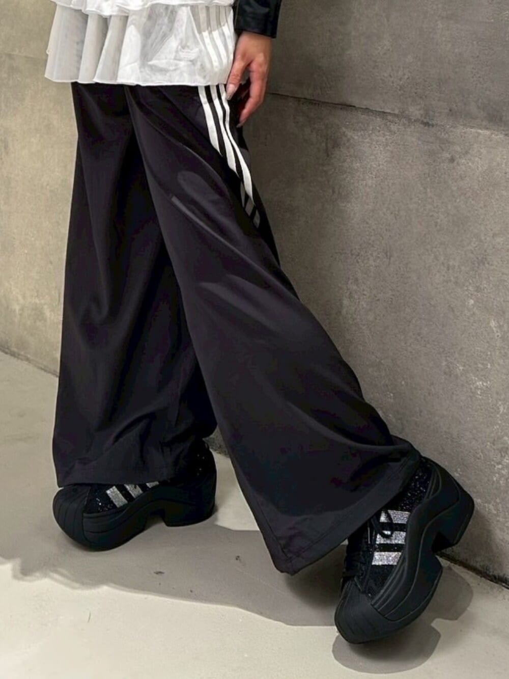 ブラック系のスウェット、ブラック系のスウェットパンツ、ブラック系のスニーカーを着用したレディースの冬コーディネートの2枚目の写真