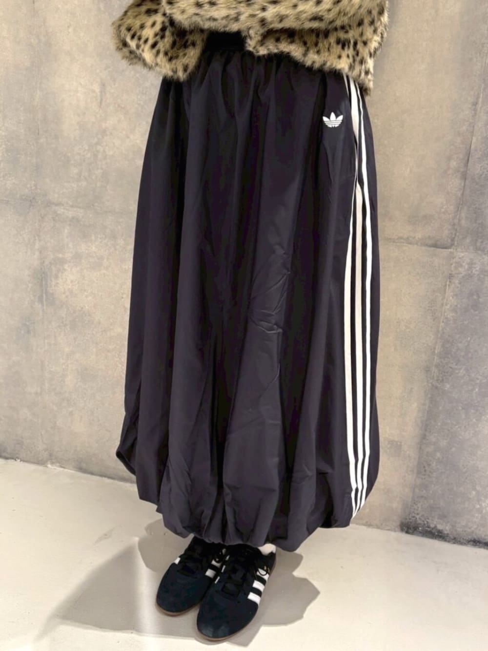 ブラック系のスニーカー、ブラック系のスカートを着用したレディースの冬コーディネートの2枚目の写真