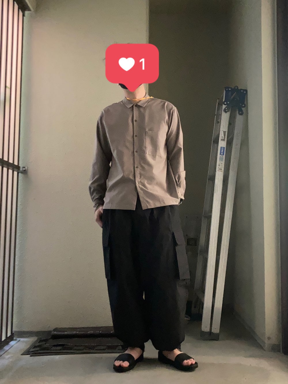 グレー系のTシャツ/カットソー、ブラック系のパンツ、ブラック系のスニーカーを着用したメンズの春コーディネートの2枚目の写真