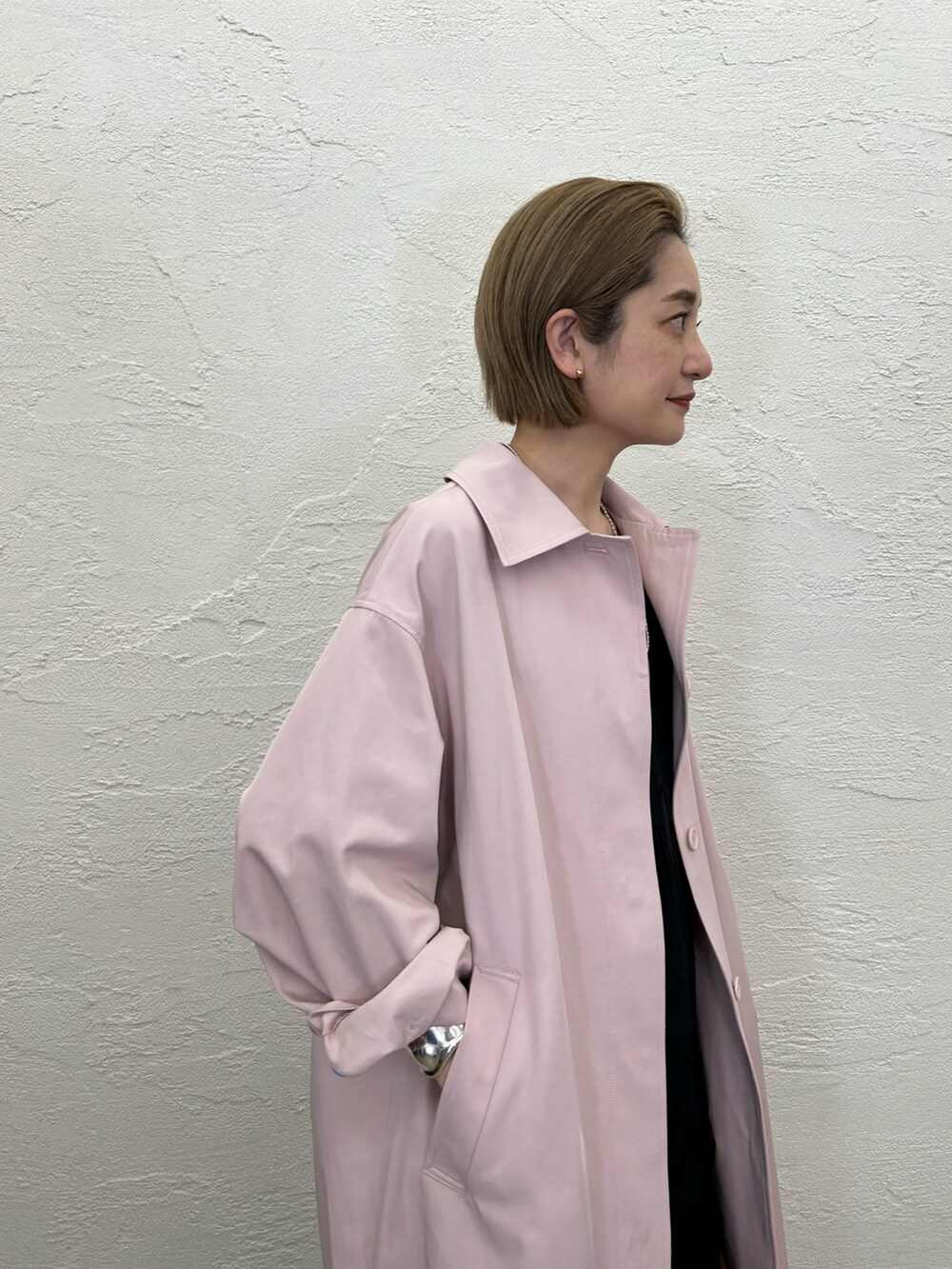 「SHENERY、キャミワンピ、ワンピース、ステンカラーコート、春アウター、春夏コーデ、春コーデ、ピンク、マキシ丈ワンピース、カジュアル、カジュアルコーデ、春、春服」｜「SHENERYのトリミングアクセントキャミドレス（ワンピース、ブラック系）」を使った、kawashima_164cmさん（レディース・164cm）の冬コーディネートの2枚目の写真