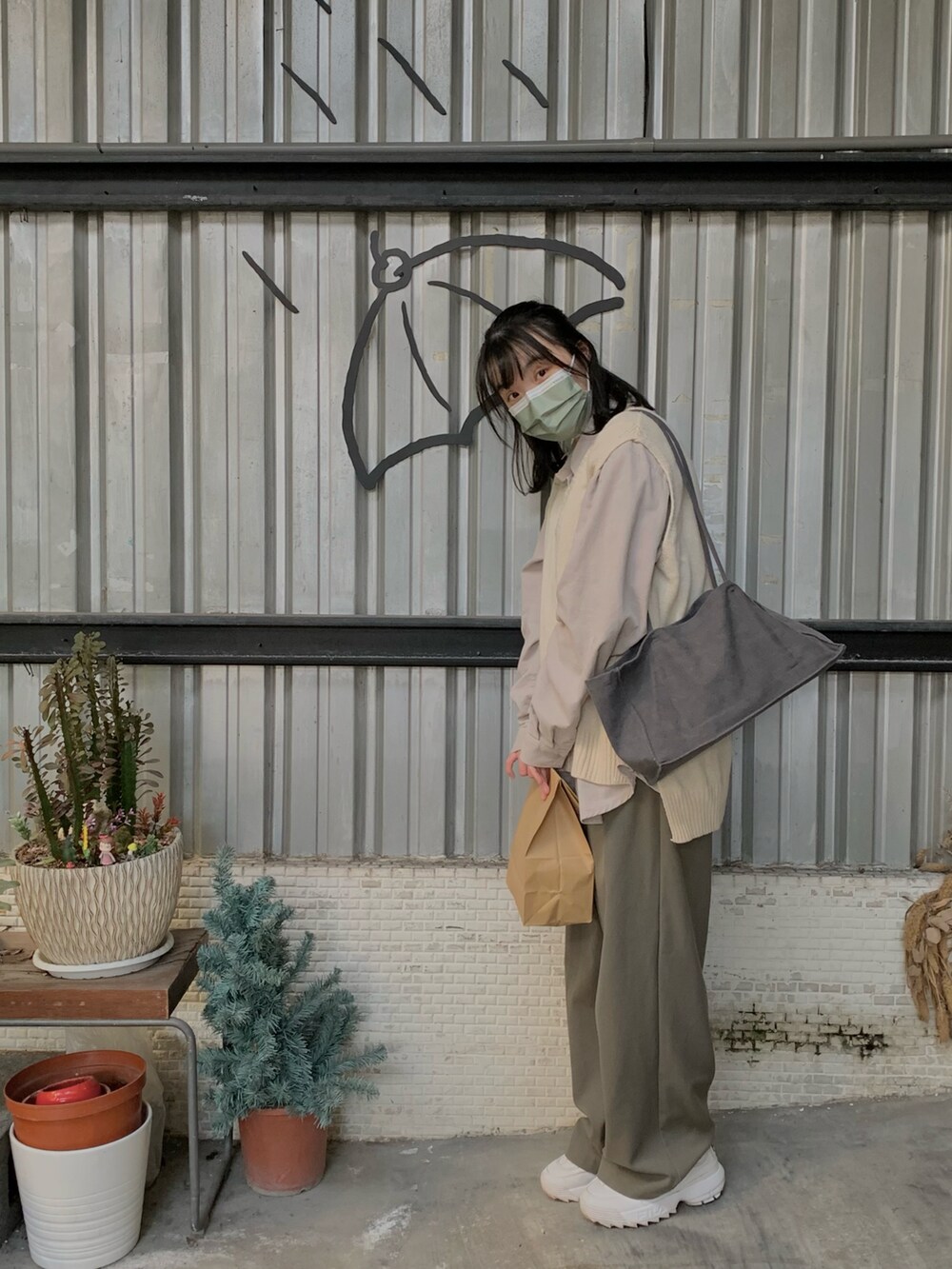 ホワイト系のスニーカーを着用したレディースの春コーディネートの3枚目の写真