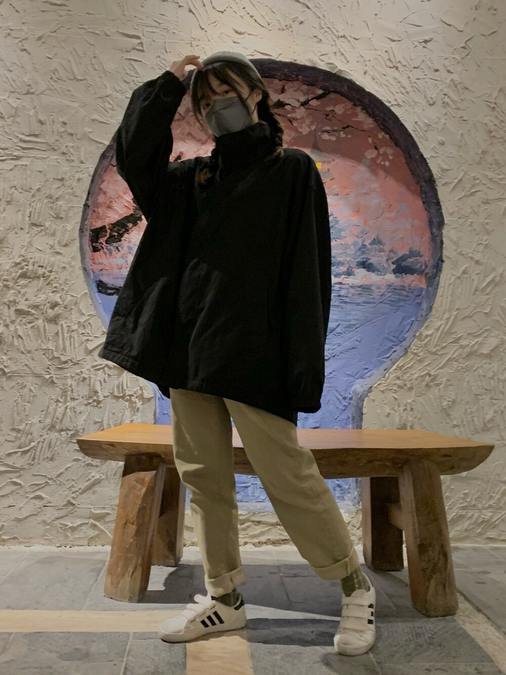 ブラック系のブルゾン、ホワイト系のスニーカーを着用したレディースの冬コーディネートの2枚目の写真