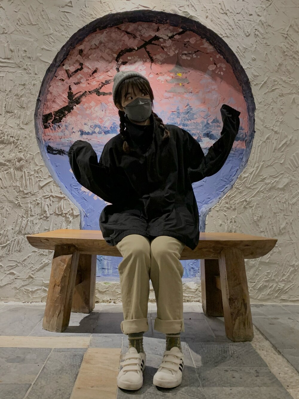 ブラック系のブルゾン、ホワイト系のスニーカーを着用したレディースの冬コーディネートの3枚目の写真