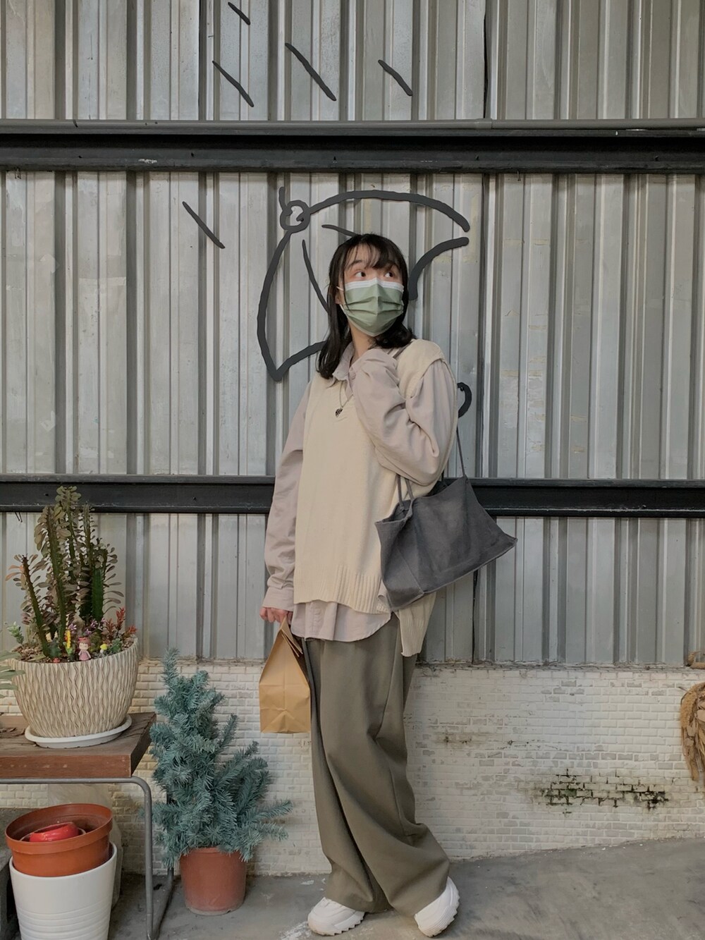 ホワイト系のスニーカーを着用したレディースの春コーディネートの4枚目の写真