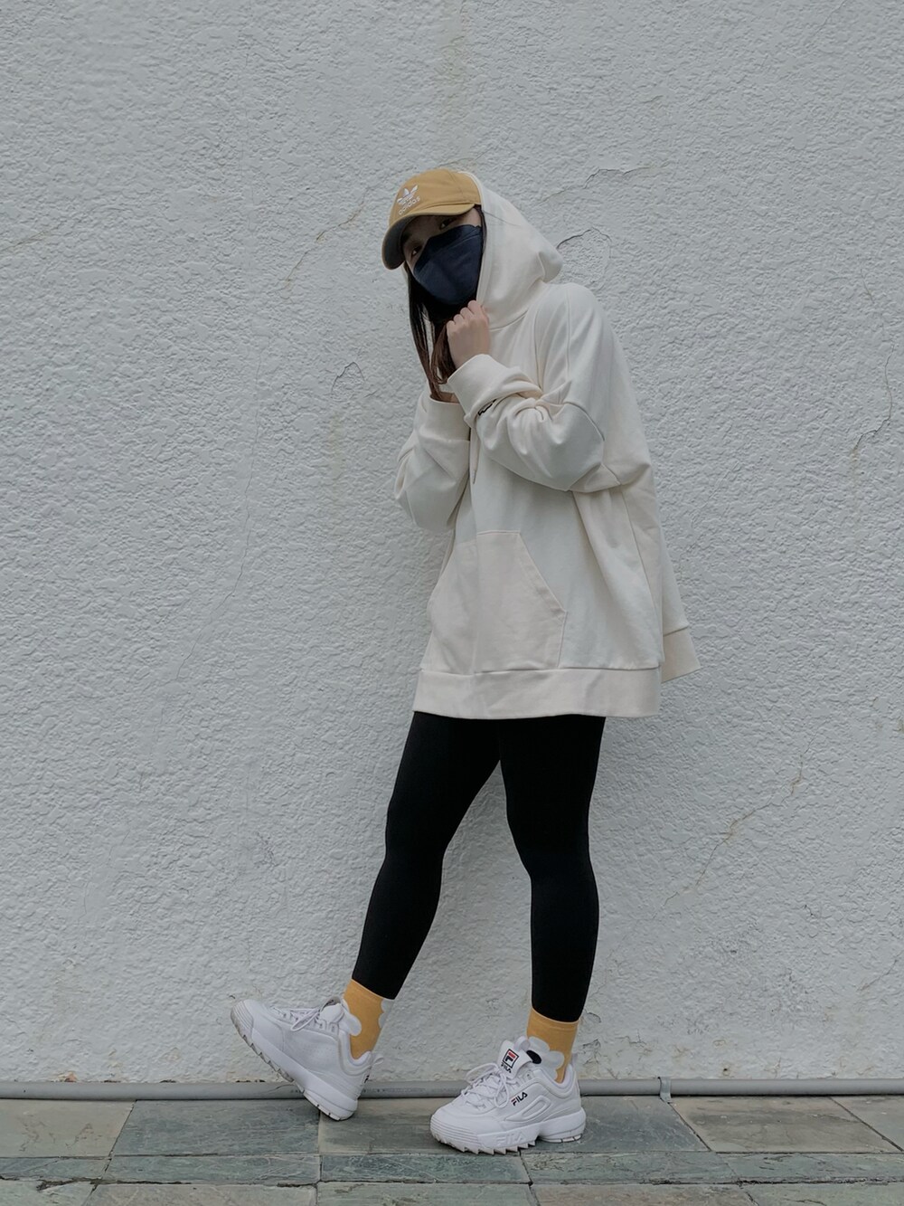 ホワイト系のスニーカーを着用したレディースの冬コーディネートの3枚目の写真