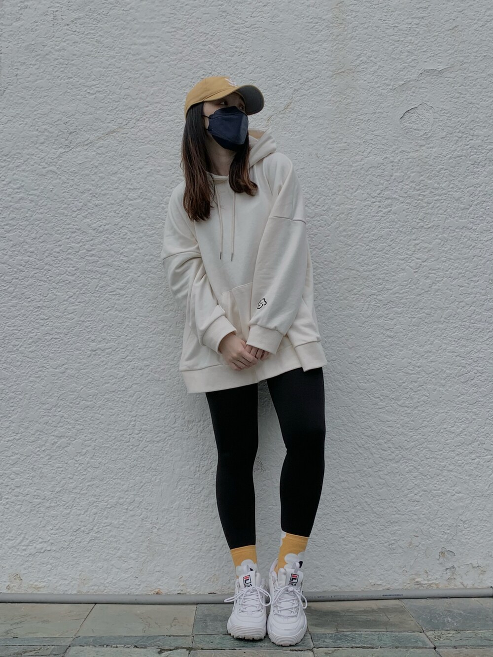 ホワイト系のスニーカーを着用したレディースの冬コーディネートの4枚目の写真