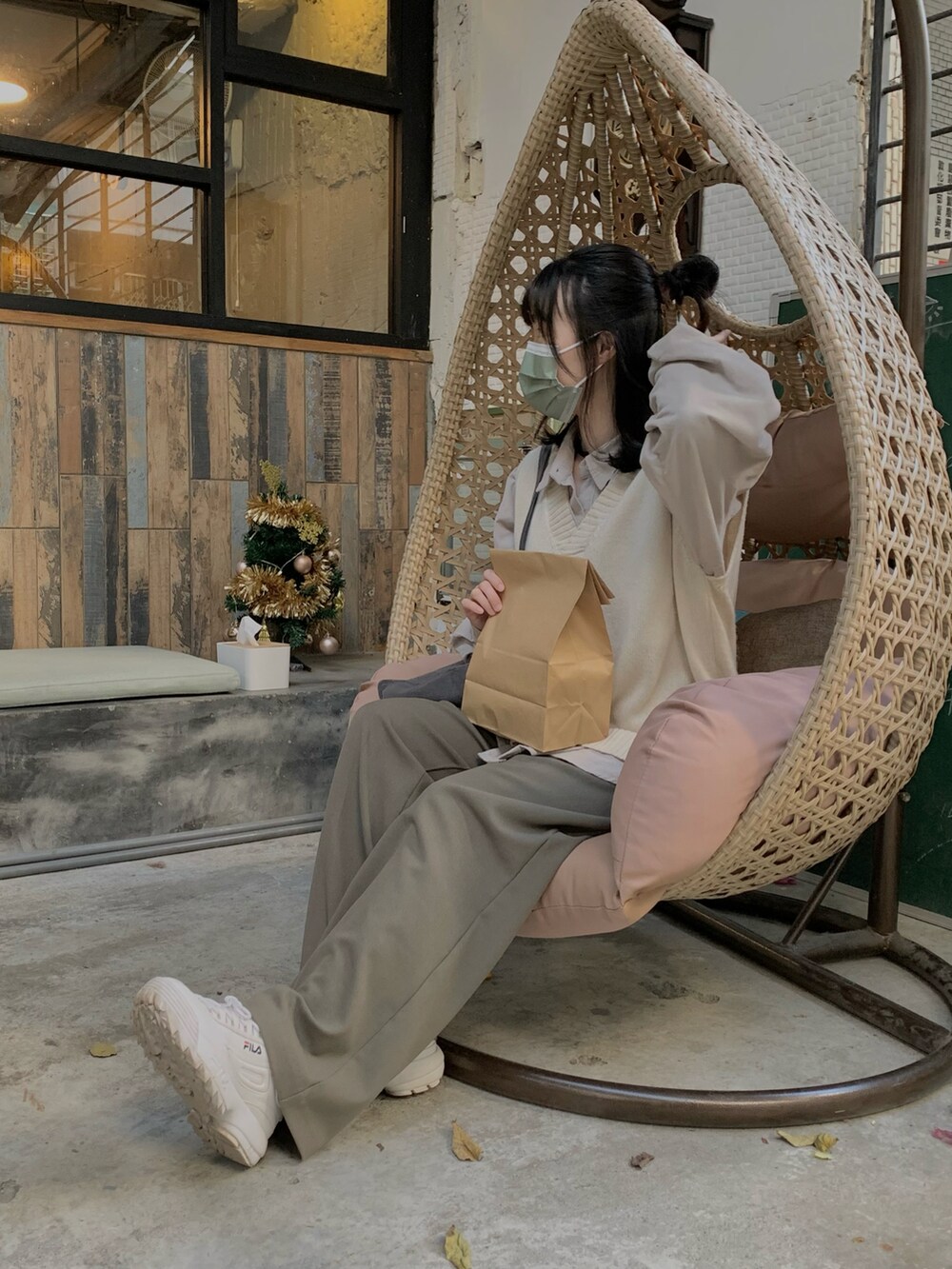 ホワイト系のスニーカーを着用したレディースの春コーディネートの2枚目の写真