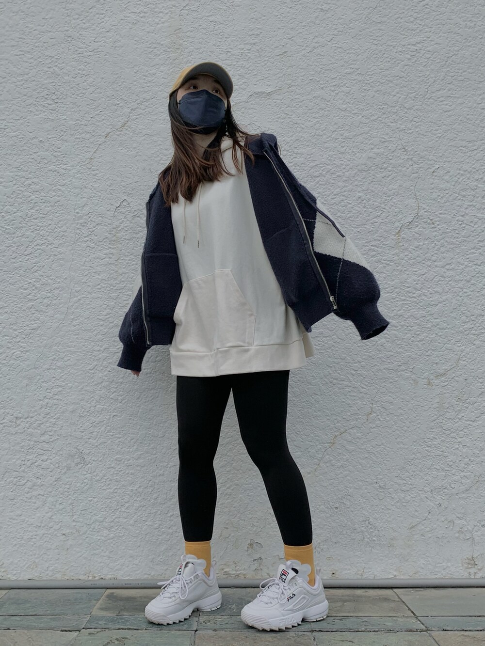 ホワイト系のスニーカーを着用したレディースの冬コーディネートの2枚目の写真