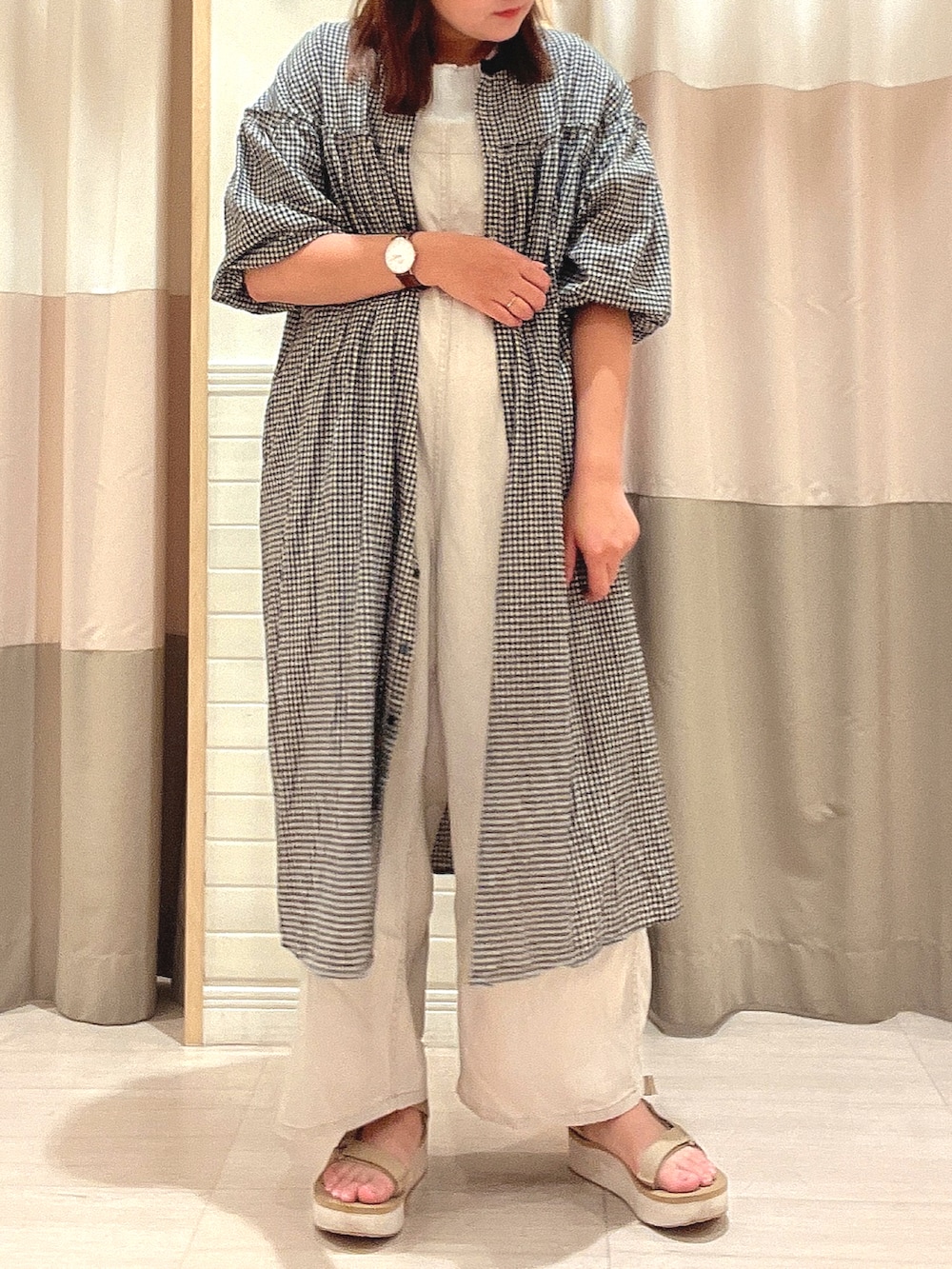 ベージュ系のサロペット/オーバーオール、ブラック系のワンピース、ベージュ系のサンダルを着用したレディースの夏コーディネートの3枚目の写真