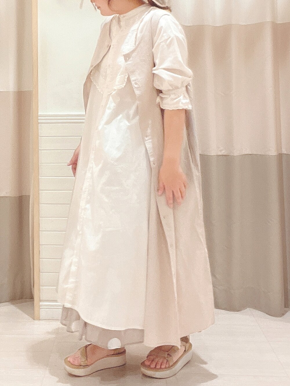 「大人カジュアル、ラクチンコーデ、淡色コーデ、ワンピース、ジレ、キャミワンピース、ドット、スカート、SM2、Samansa Mos2、SM2 keittio イオンタウン富士南店、サマンサ モスモス(Samansa Mos2)、おしゃれさんと繋がりたい、お洒落さんとつながりたい」｜「Tevaの【TEVA】FLATFORM UNIVERSAL（サンダル、ベージュ系）」を使った、🌷○° おまゆさん（レディース・163cm）の夏コーディネートの3枚目の写真