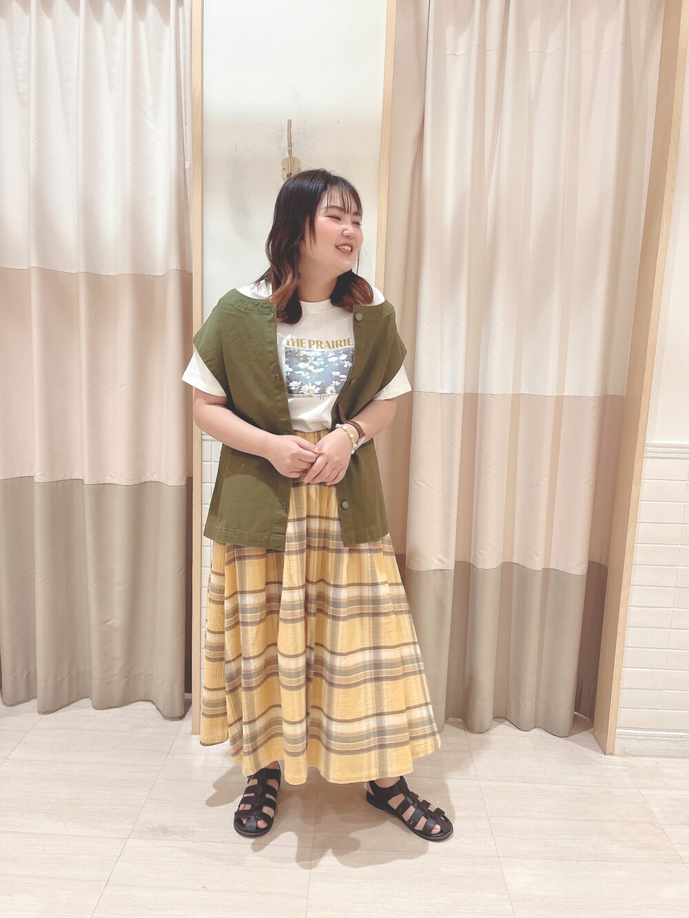 「オトナカジュアル、カジュアルコーデ、大人コーデ、初夏コーデ、夏コーデ、スカート、ベスト、カジュアルガーリー、おしゃれさんと繋がりたい、お洒落さんとつながりたい、SM2、SM2 keittio イオンタウン富士南店、サマンサ モスモス(Samansa Mos2)、Samansa Mos2」｜「Samansa Mos2の転写プリントTシャツ（Tシャツ/カットソー、ホワイト系）」を使った、🌷○° おまゆさん（レディース・163cm）の春コーディネートの3枚目の写真