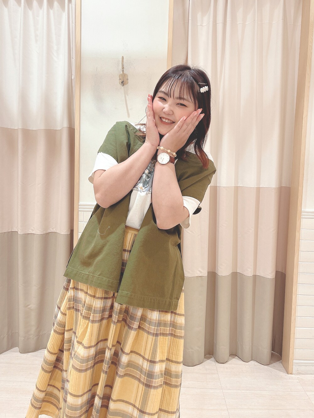 「オトナカジュアル、カジュアルコーデ、大人コーデ、初夏コーデ、夏コーデ、スカート、ベスト、カジュアルガーリー、おしゃれさんと繋がりたい、お洒落さんとつながりたい、SM2、SM2 keittio イオンタウン富士南店、サマンサ モスモス(Samansa Mos2)、Samansa Mos2」｜「Samansa Mos2の転写プリントTシャツ（Tシャツ/カットソー、ホワイト系）」を使った、🌷○° おまゆさん（レディース・163cm）の春コーディネートの4枚目の写真