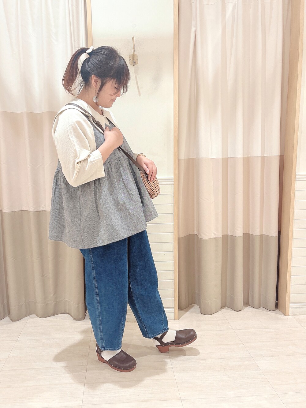 「オトナカジュアル、春コーデ、大人かわいい、デニムパンツ、公園、SM2、Samansa Mos2、サマンサ モスモス(Samansa Mos2)、サマンサモスモス、SM2 keittio イオンタウン富士南店、おしゃれさんと繋がりたい、お洒落さんとつながりたい」|「Samansa Mos2の切替ギャザーVネックベスト(ベスト、ブルー系)」を使った、🌷○° おまゆさん(レディース・163cm)の春コーディネートの2枚目の写真