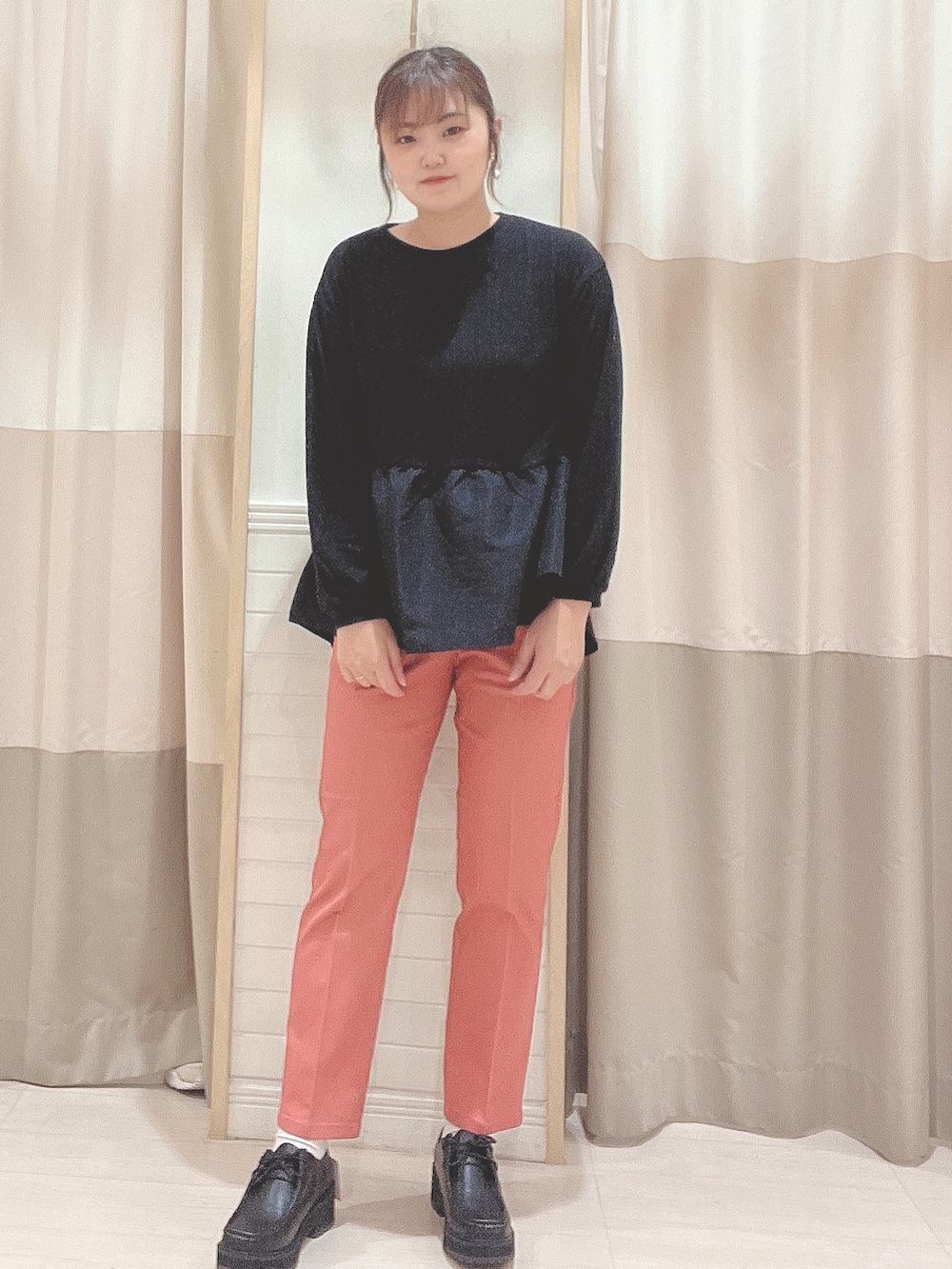 ピンク系のその他パンツ、ブラック系のシューズ、ブラック系のTシャツ/カットソーを着用したレディースの秋コーディネートの2枚目の写真