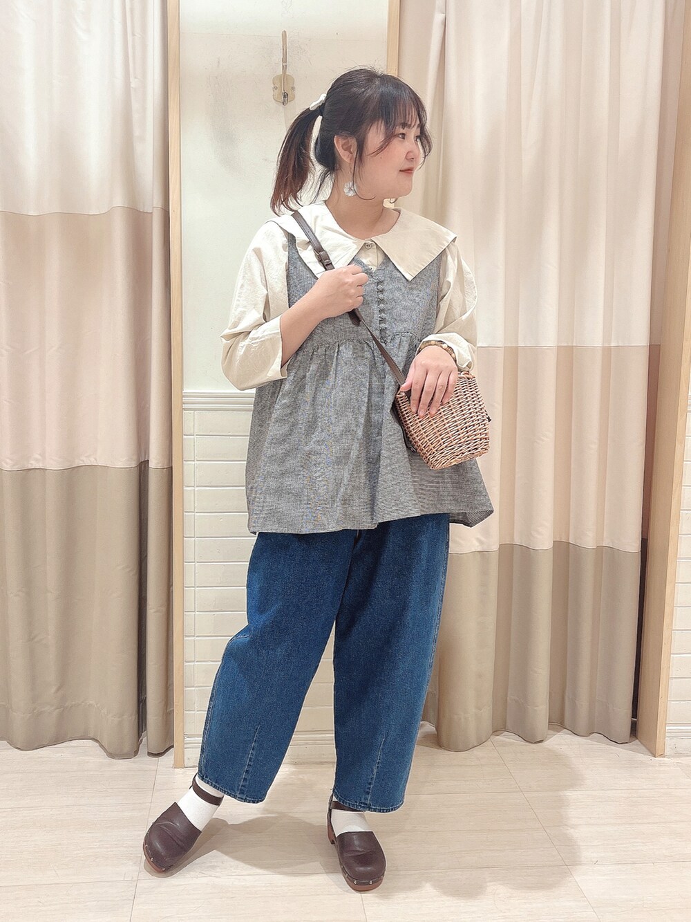 「オトナカジュアル、春コーデ、大人かわいい、デニムパンツ、公園、SM2、Samansa Mos2、サマンサ モスモス(Samansa Mos2)、サマンサモスモス、SM2 keittio イオンタウン富士南店、おしゃれさんと繋がりたい、お洒落さんとつながりたい」|「Samansa Mos2の切替ギャザーVネックベスト(ベスト、ブルー系)」を使った、🌷○° おまゆさん(レディース・163cm)の春コーディネートの3枚目の写真