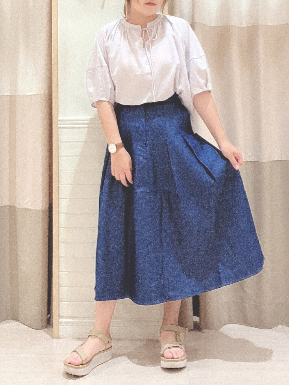 「夏コーデ、シンプルコーデ、きれいめカジュアル、オトナカワイイ、大人かわいい、デニムコーデ、ブラウス、デニム、SM2、sm2rhythm、SM2 keittio イオンタウン富士南店、おしゃれさんと繋がりたい、お洒落さんとつながりたい」|「sm2rhythmのデニムタックスカート(スカート、ブルー系)」を使った、🌷○° おまゆさん(レディース・163cm)の夏コーディネートの2枚目の写真