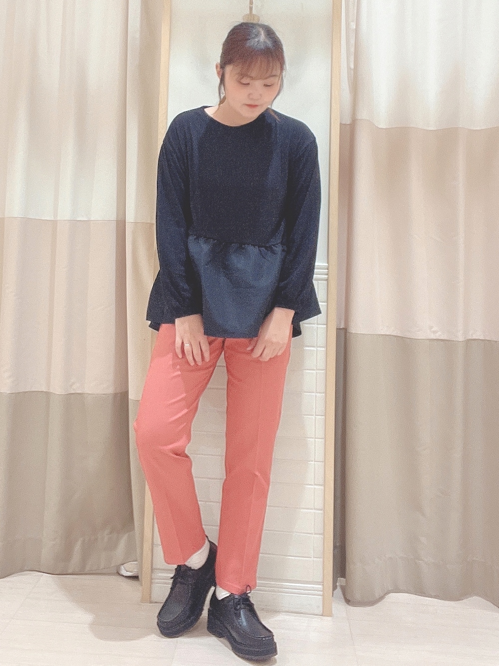 ピンク系のその他パンツ、ブラック系のシューズ、ブラック系のTシャツ/カットソーを着用したレディースの秋コーディネートの3枚目の写真