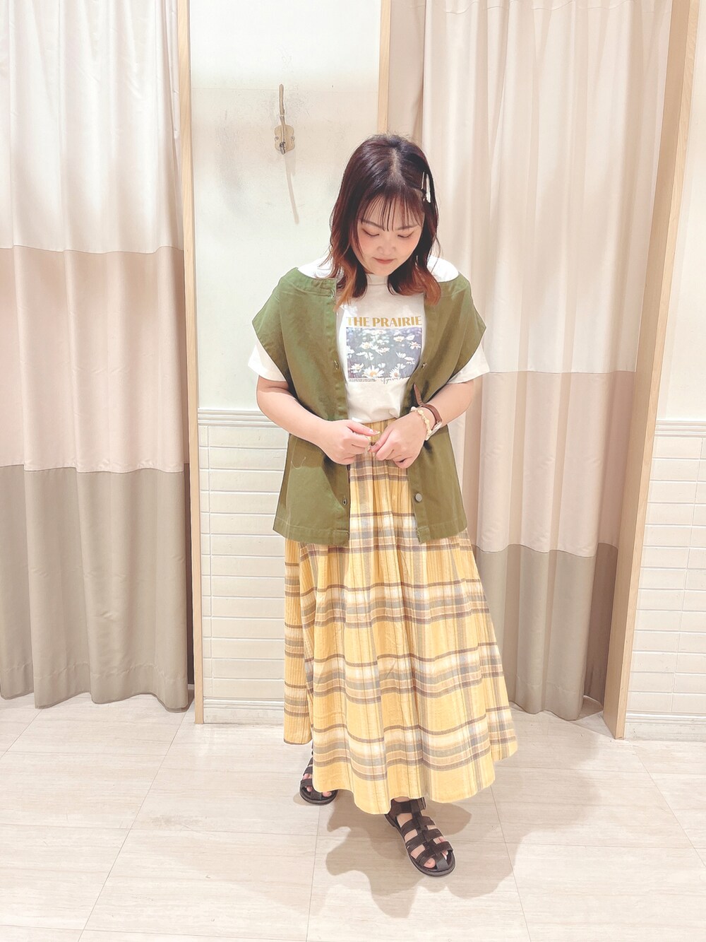 「オトナカジュアル、カジュアルコーデ、大人コーデ、初夏コーデ、夏コーデ、スカート、ベスト、カジュアルガーリー、おしゃれさんと繋がりたい、お洒落さんとつながりたい、SM2、SM2 keittio イオンタウン富士南店、サマンサ モスモス(Samansa Mos2)、Samansa Mos2」｜「Samansa Mos2の転写プリントTシャツ（Tシャツ/カットソー、ホワイト系）」を使った、🌷○° おまゆさん（レディース・163cm）の春コーディネートの2枚目の写真