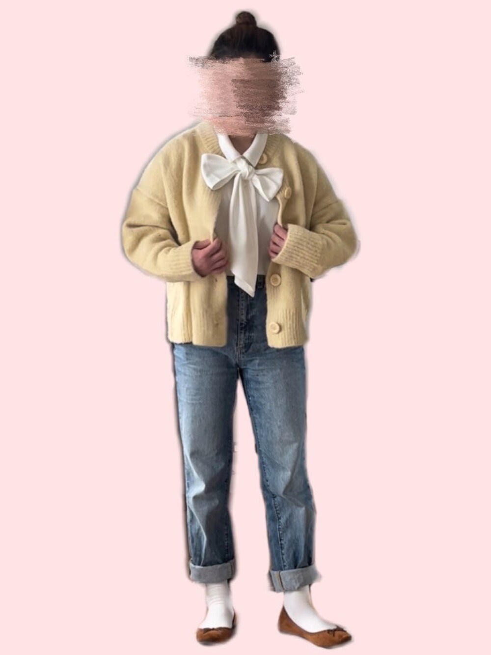 ブルー系のデニムパンツ、ベージュ系のカーディガン/ボレロ、ホワイト系のシャツ/ブラウスを着用したレディースの春コーディネートの2枚目の写真