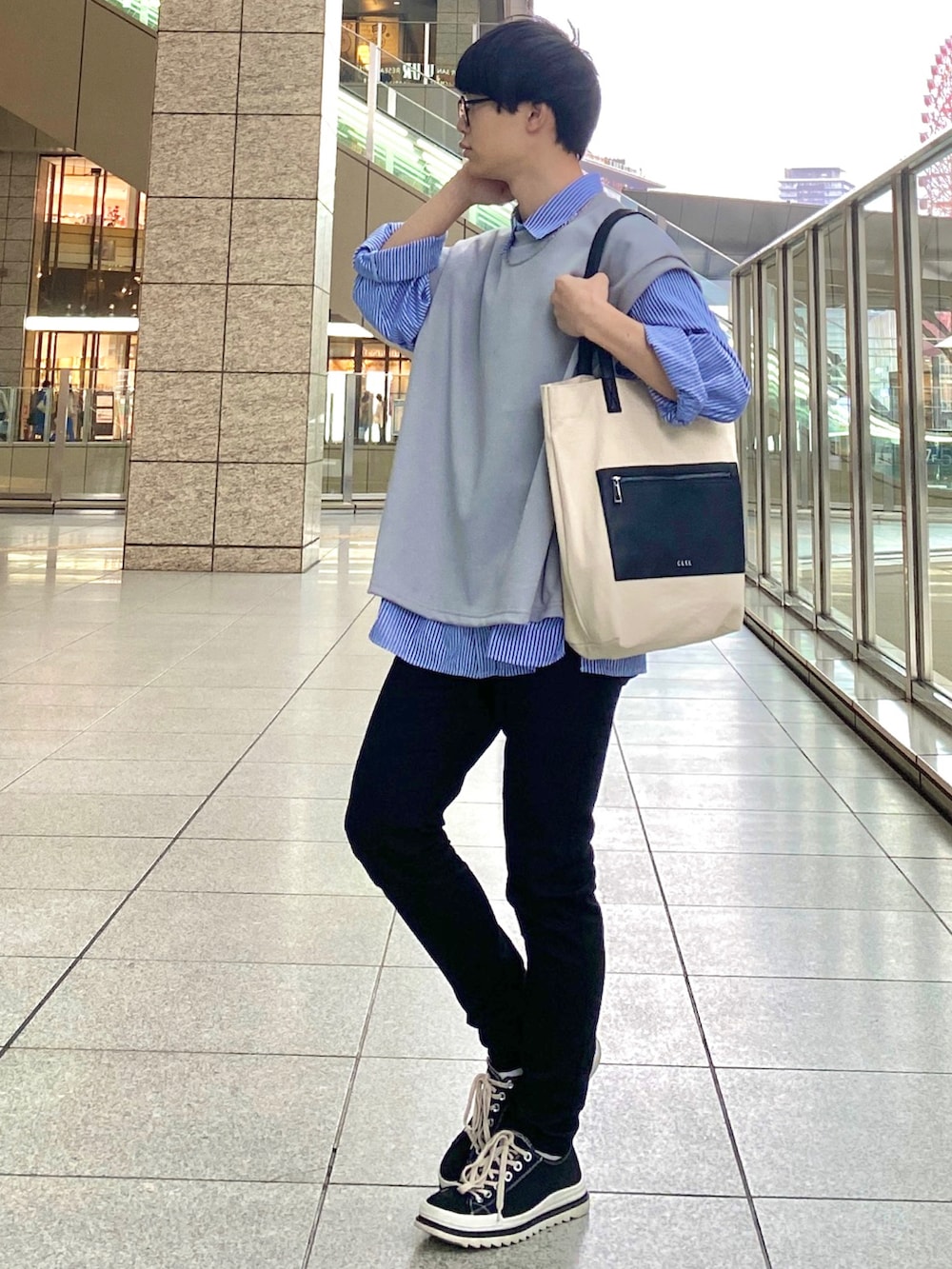 ブラック系のスニーカー、ホワイト系のトートバッグ、ブラック系のその他パンツを着用したメンズの夏コーディネートの2枚目の写真