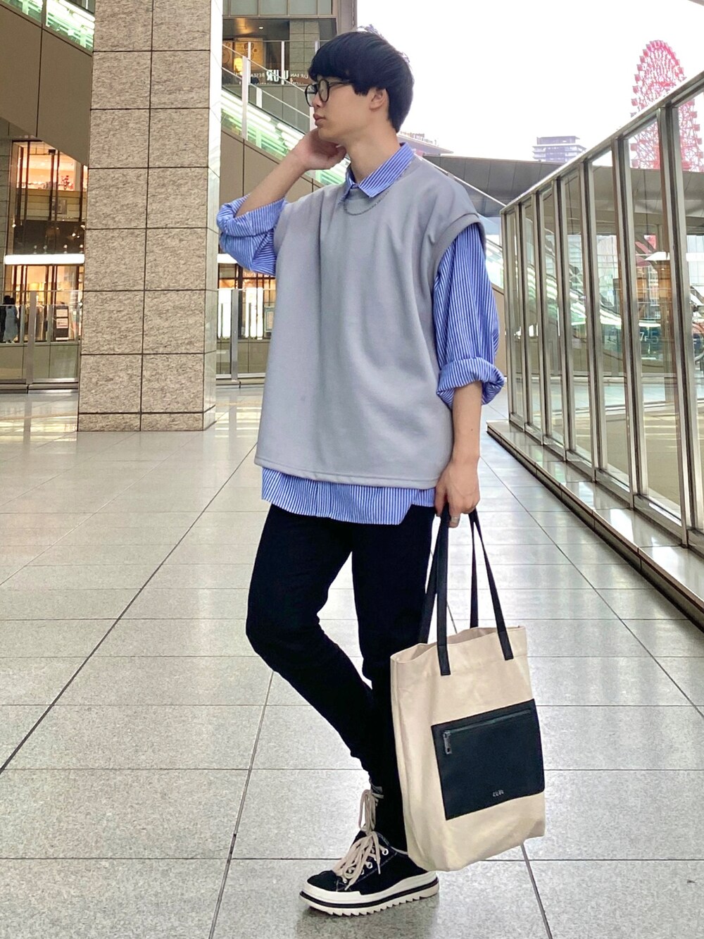 ブラック系のスニーカー、ホワイト系のトートバッグ、ブラック系のその他パンツを着用したメンズの夏コーディネートの3枚目の写真