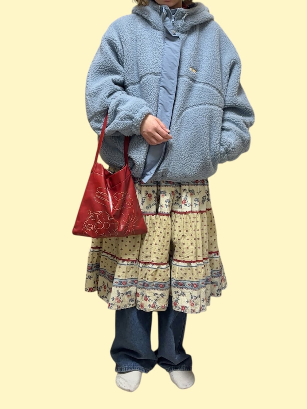 ブルー系のブルゾン、レッド系のニット/セーター、グリーン系のスウェットを着用したレディースの冬コーディネートの2枚目の写真