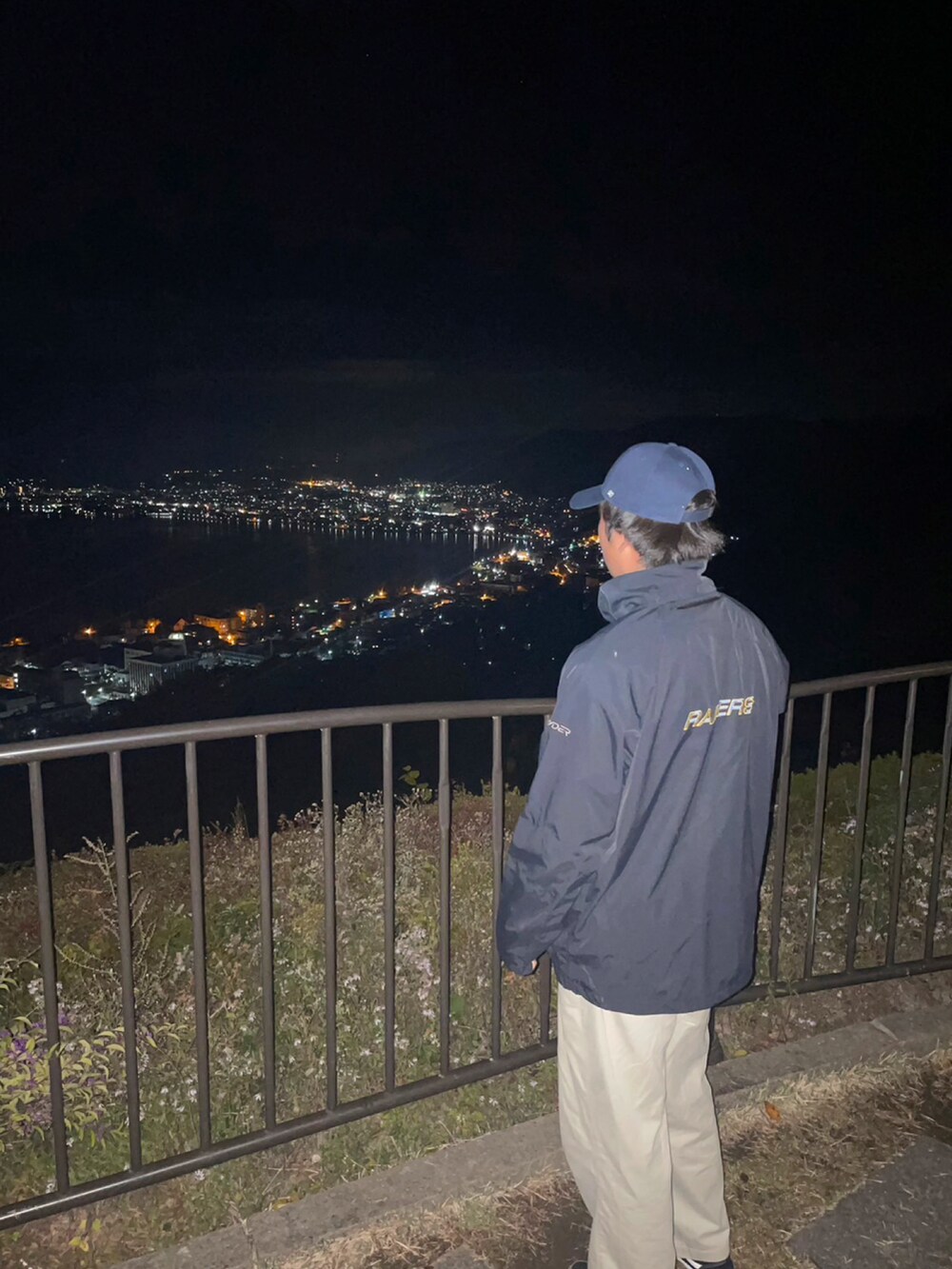 ブラック系のマウンテンパーカー、ブルー系のキャップを着用したメンズの秋コーディネートの2枚目の写真