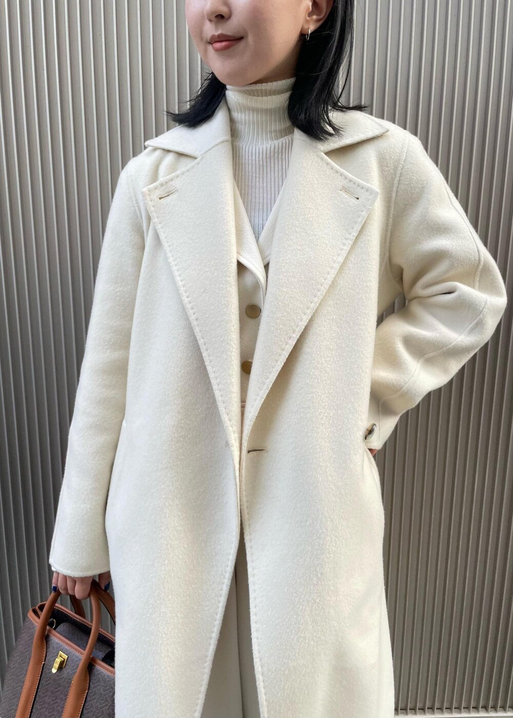 「冬コーデ、ホワイトコーデ、大人かわいい、タートルネック、ブーツコーデ、ミニバッグ、コート、パンツ、ROPÉ、ブルゾン、お出かけ、大人カジュアル、骨格ウェーブ、イエベ、重ね着ベストシーズン」｜「ROPE'のRPフォルドロックメタルミドルバッグ（ショルダーバッグ、ブラウン系）」を使った、MOEさん（レディース・163cm）の秋コーディネートの4枚目の写真