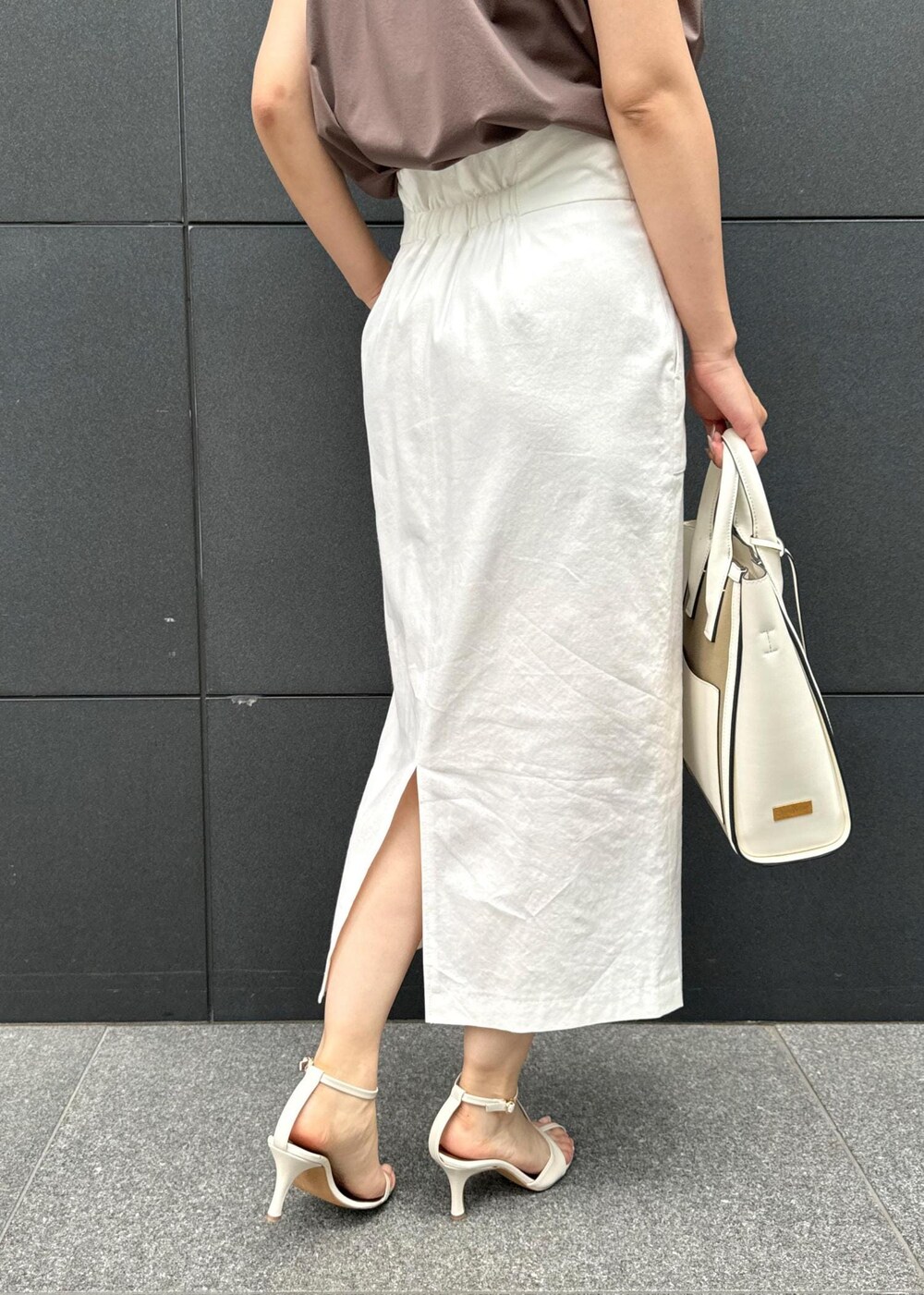 ホワイト系のサンダル、ブラウン系のシャツ/ブラウス、ホワイト系のスカートを着用したレディースの夏コーディネートの9枚目の写真