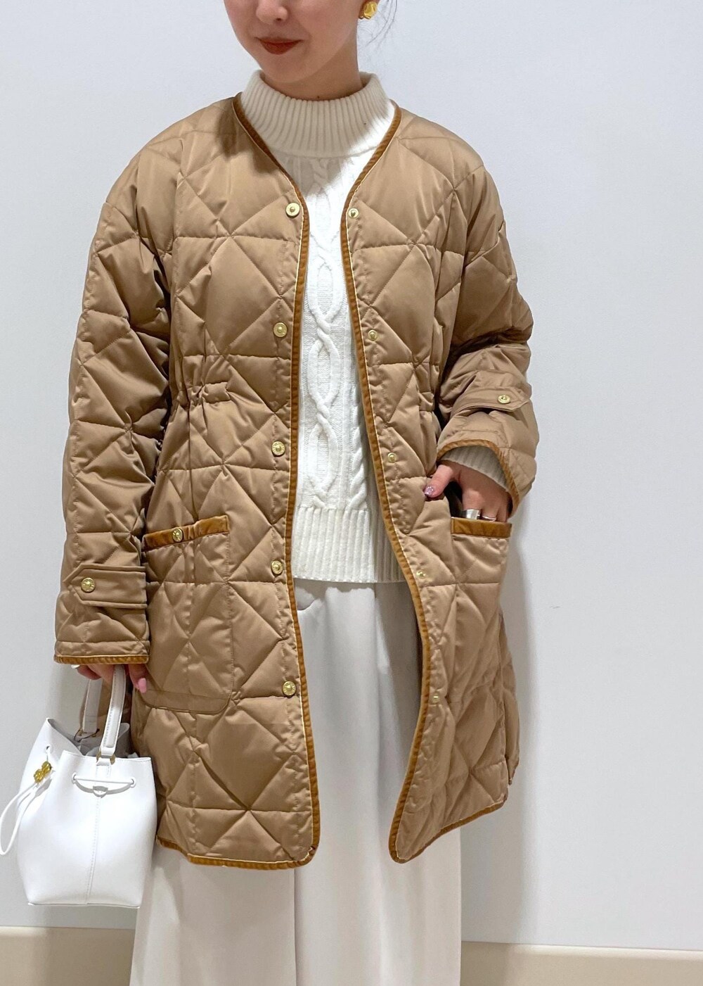 「SNaPMeAward23w、ホワイト、ハンドバッグ、ミニ、コート、ノーカラー、キルティング、ニット、パンツ、ワイド、Winter Coat 2023、Knit 2023、ROPÉ、冬コート、ブーツ」｜「ROPE'のナロースクエアトゥストレッチヒールショートブーツ（ブーツ、ホワイト系）」を使った、MOEさん（レディース・163cm）の冬コーディネートの4枚目の写真