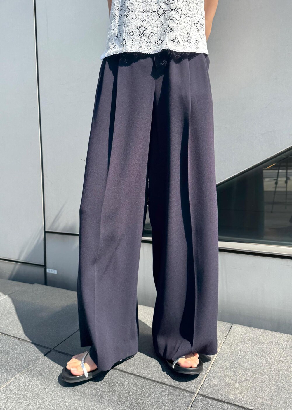 シルバー系のサンダル、ホワイト系のキャミソール、ブルー系のニット/セーターを着用したレディースの春コーディネートの8枚目の写真