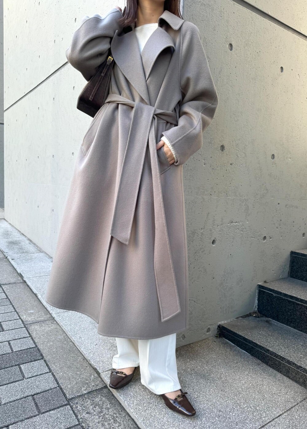 「初春コーデ、初冬コーデ、冬コーデ、デートコーデ、お出かけコーデ、旅行コーデ、女子会コーデ、大人カジュアル、パンツスタイル、体型カバー、シンプルコーデ、ROPÉ、ウェーブ、ブルべ冬、乾燥」｜「ROPE'のBridget Shoes（ブリジットシューズ）（パンプス、ブラウン系）」を使った、MOEさん（レディース・163cm）の冬コーディネートの7枚目の写真