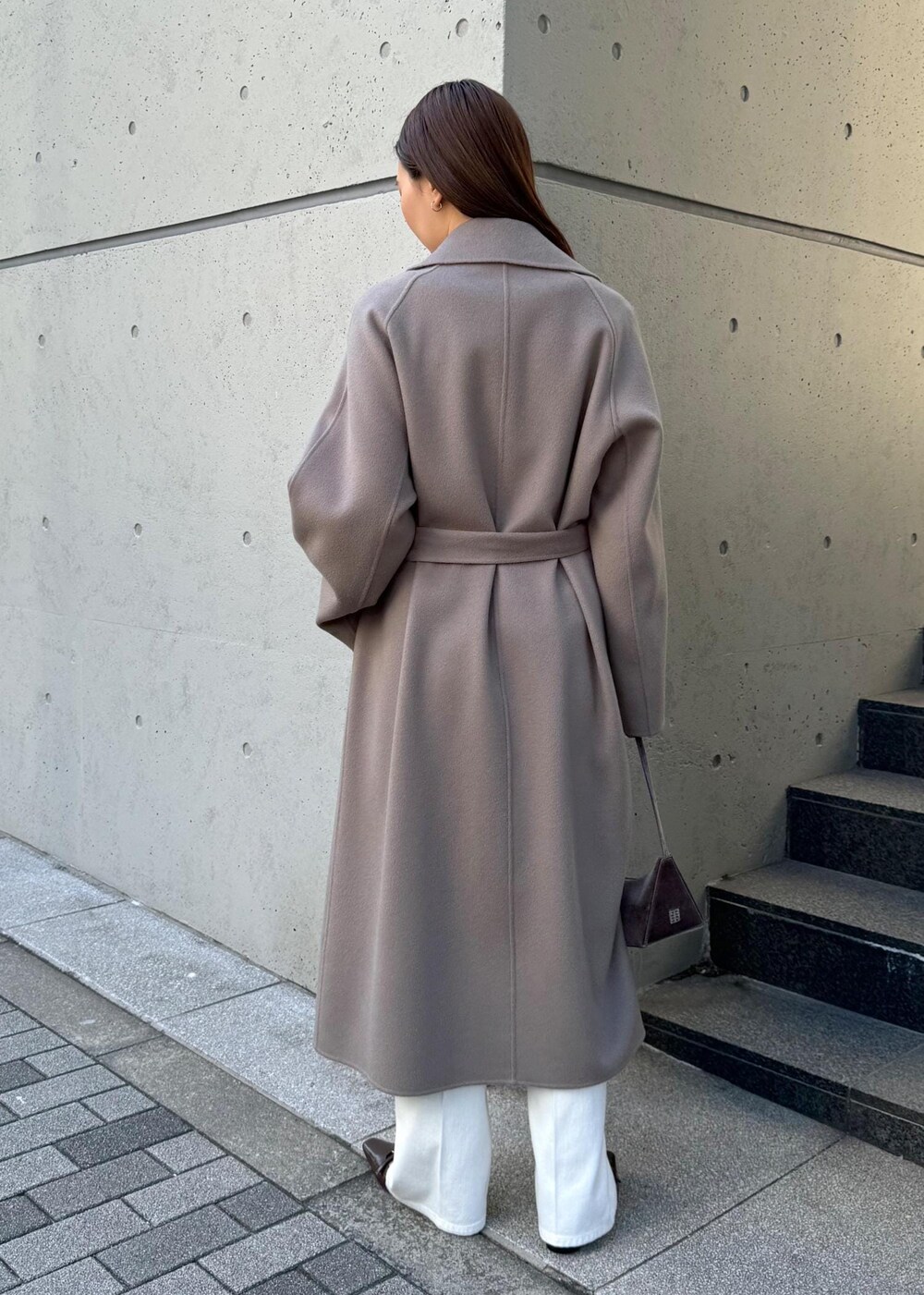 「初春コーデ、初冬コーデ、冬コーデ、デートコーデ、お出かけコーデ、旅行コーデ、女子会コーデ、大人カジュアル、パンツスタイル、体型カバー、シンプルコーデ、ROPÉ、ウェーブ、ブルべ冬、乾燥」｜「ROPE'のBridget Shoes（ブリジットシューズ）（パンプス、ブラウン系）」を使った、MOEさん（レディース・163cm）の冬コーディネートの3枚目の写真